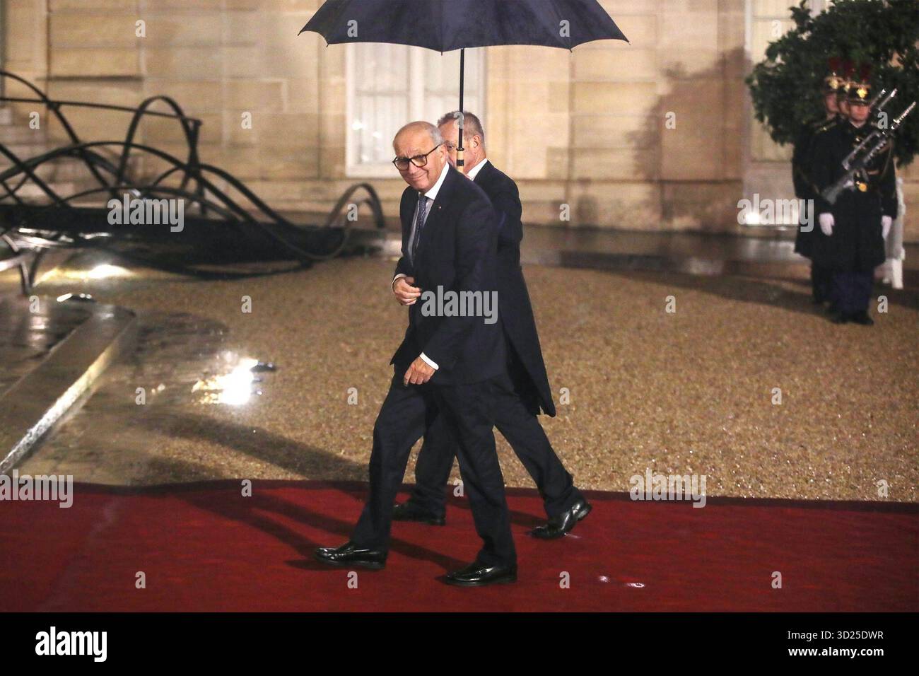 Paris, Frankreich, mittwoch am 29. oktober 2025 kommt Ex-Premierminister Laurent Fabius zu einem Abendessen, bei dem Teilnehmer des 8. Pariser Friedensforums im Elysee-Palast in Paris teilnehmen. Quelle : Francois Loock/ Alamy Live News Stockfoto