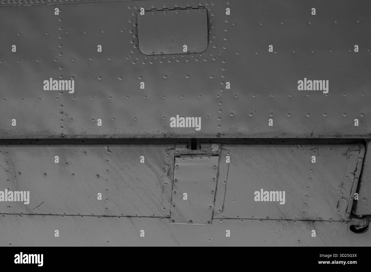 Flügel, Querruder des Flugzeugflügels in Nahaufnahme, Ansicht von unten. Graue Haut eines alten Flugzeugs. Eine Nahaufnahme eines Flugzeugflügelruders Stockfoto