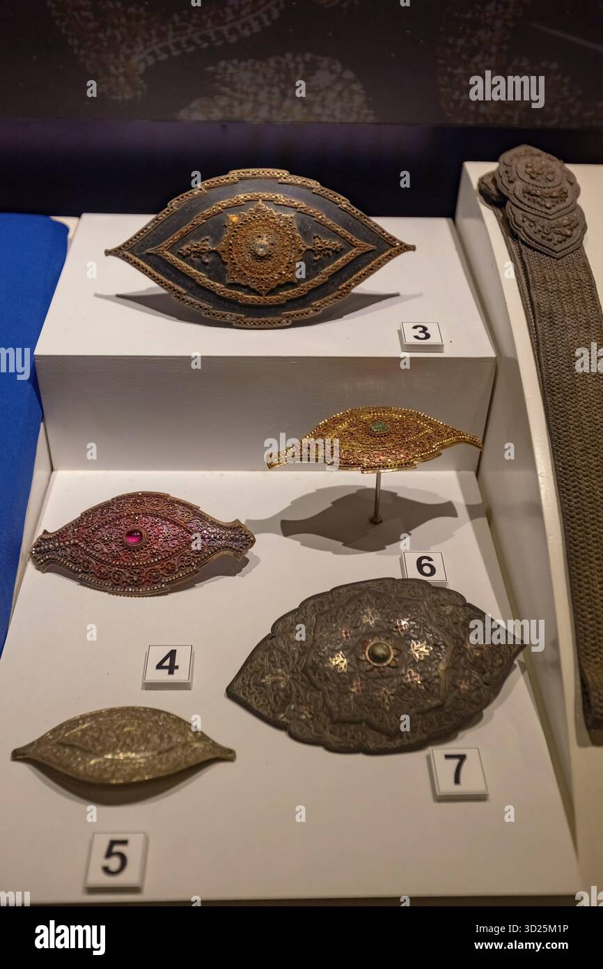 Sammlung antiker Gürtelschnallen im Staatlichen Museum von Terengganu, Malaysia Stockfoto