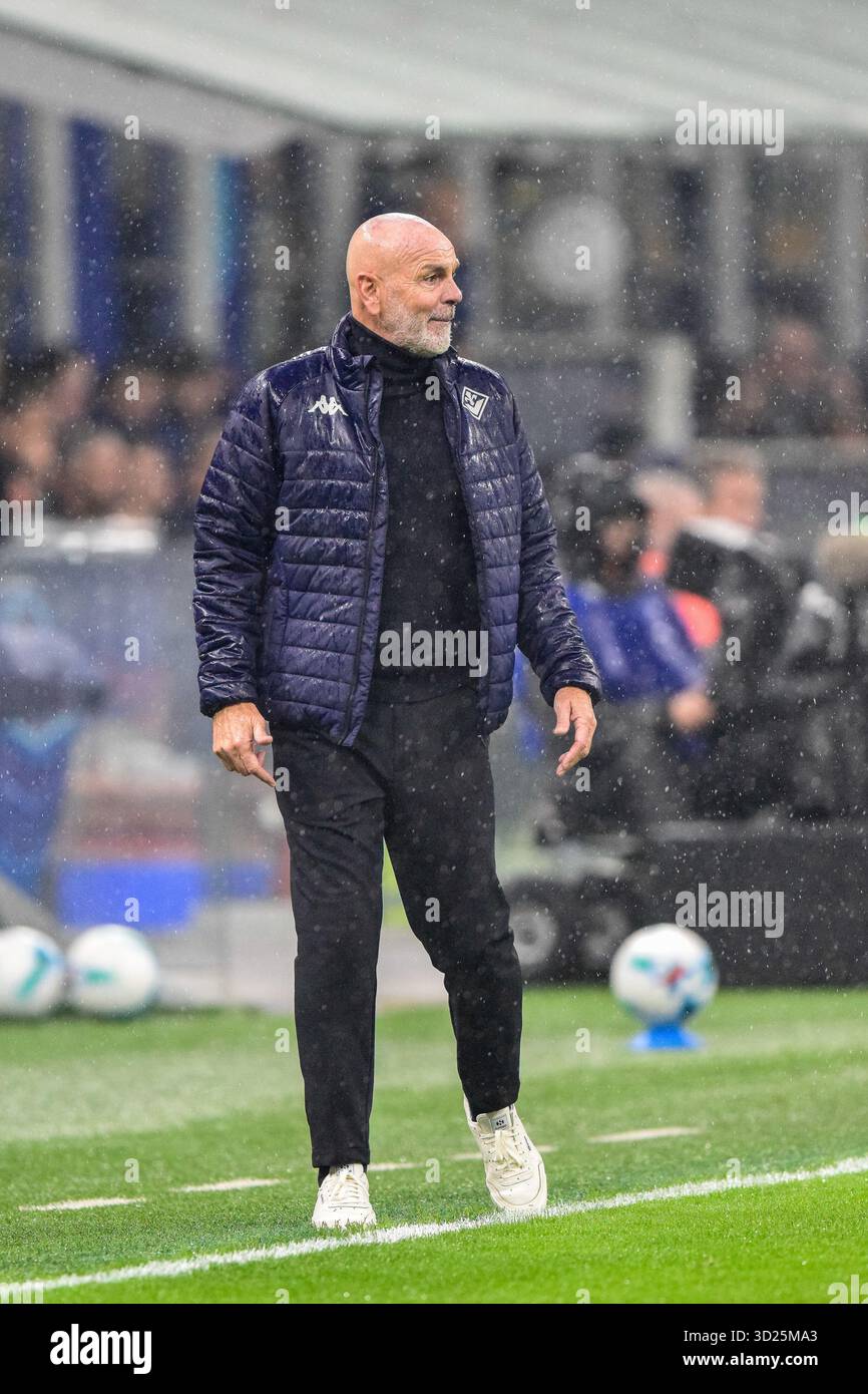 Mailand, Italien. Oktober 2025. Cheftrainer von Fiorentina Stefano Pioli während Inter - FC Internazionale vs ACF Fiorentina, italienisches Fußball-Serie A Spiel in Mailand, Italien, 29. Oktober 2025 Credit: Independent Photo Agency/Alamy Live News Stockfoto