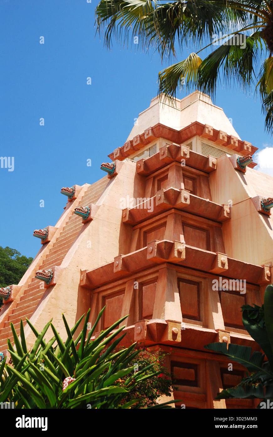 Kissimmee, FL, USA 23. Juli 2011 über einem mexikanischen Restaurant in Kissimmee, Florida, steht Eine nachgebildete Maya-Pyramide Stockfoto