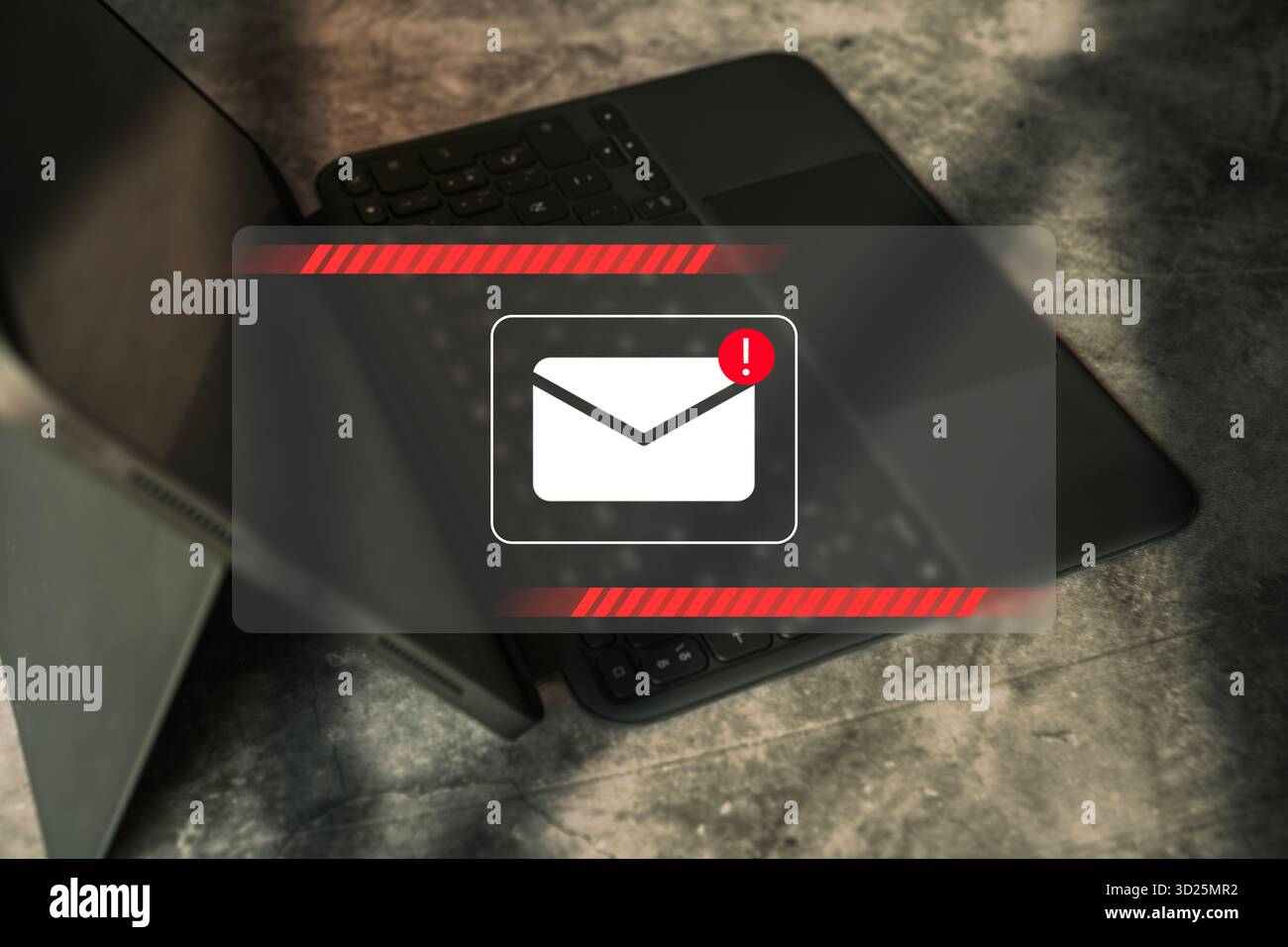 E-Mail-Spam-Benachrichtigung auf einem digitalen Tablet. Warnbenachrichtigung bei kompromittierten Informationen. Stockfoto