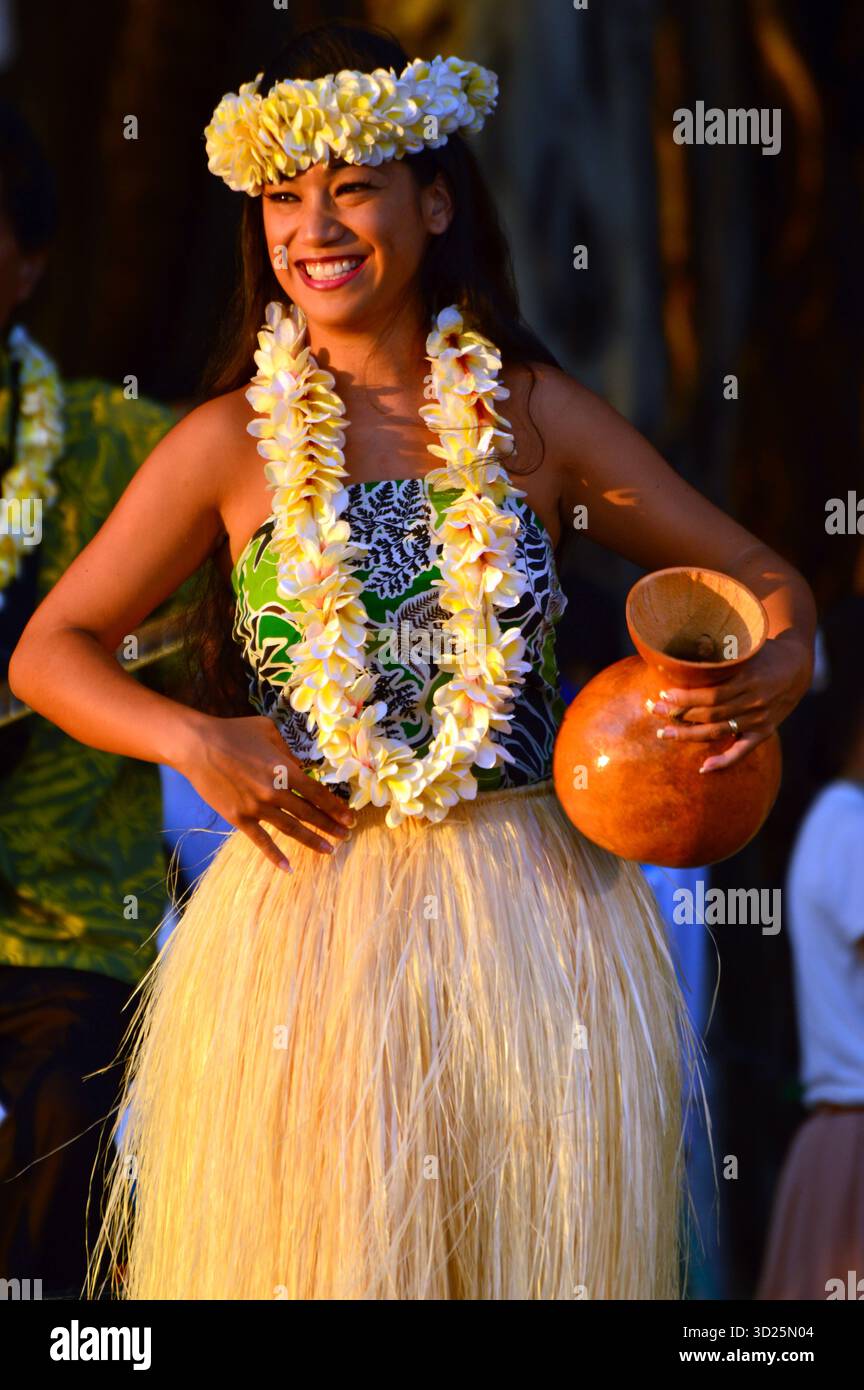 Eine junge Frau lächelt während einer Demonstration des traditionellen hawaiianischen Hula-Tanzes am Waikiki Beach, Hawaii Stockfoto