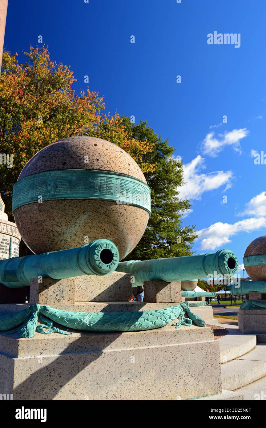 Kanonen und Marmorkugeln umgeben ein Denkmal am Trophy Point auf dem Campus der United States Military Academy in West Point Stockfoto