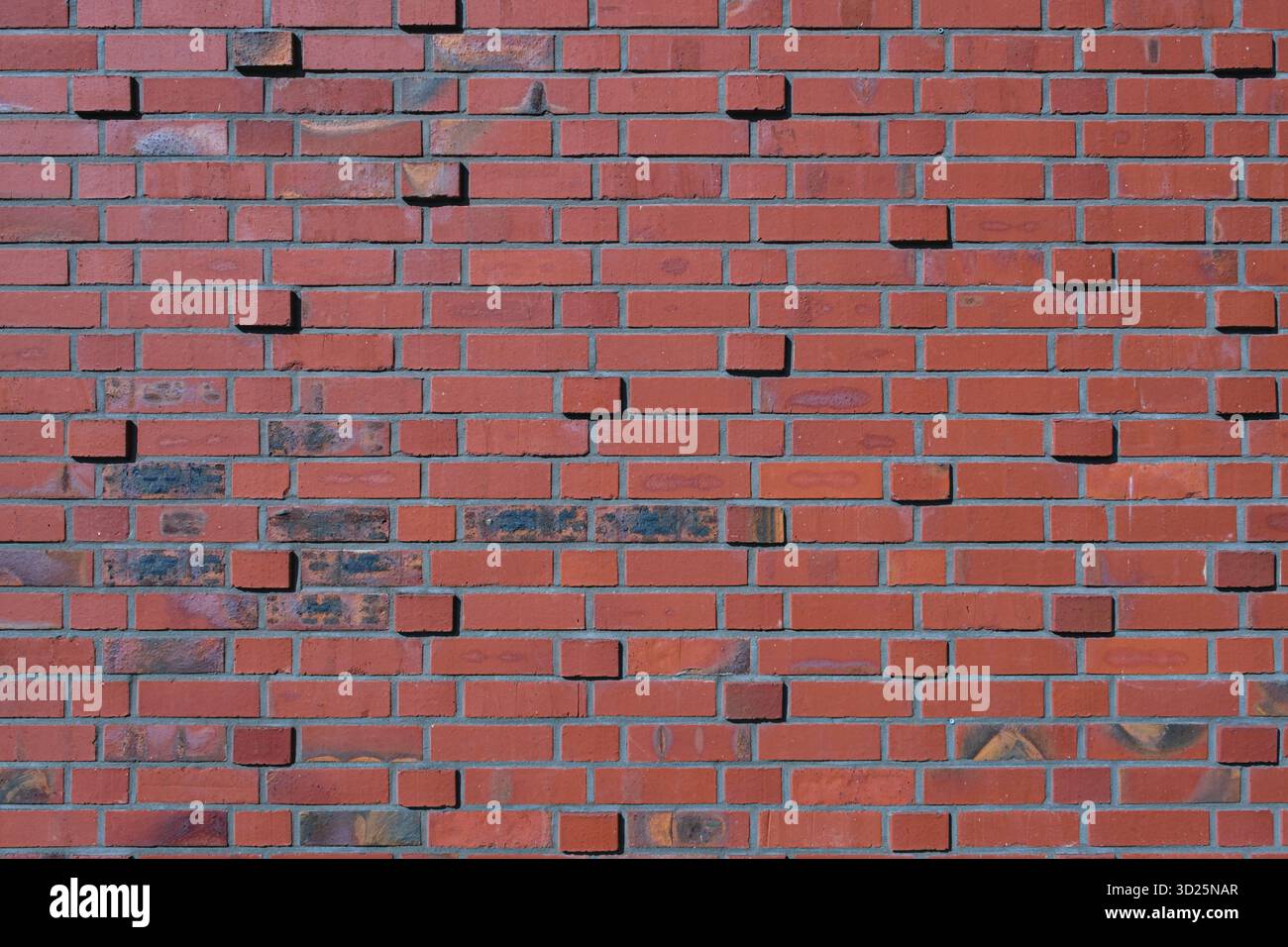 Rote Ziegelwand mit hervorstehenden Ziegeln für einen 3D-Textureffekt Stockfoto