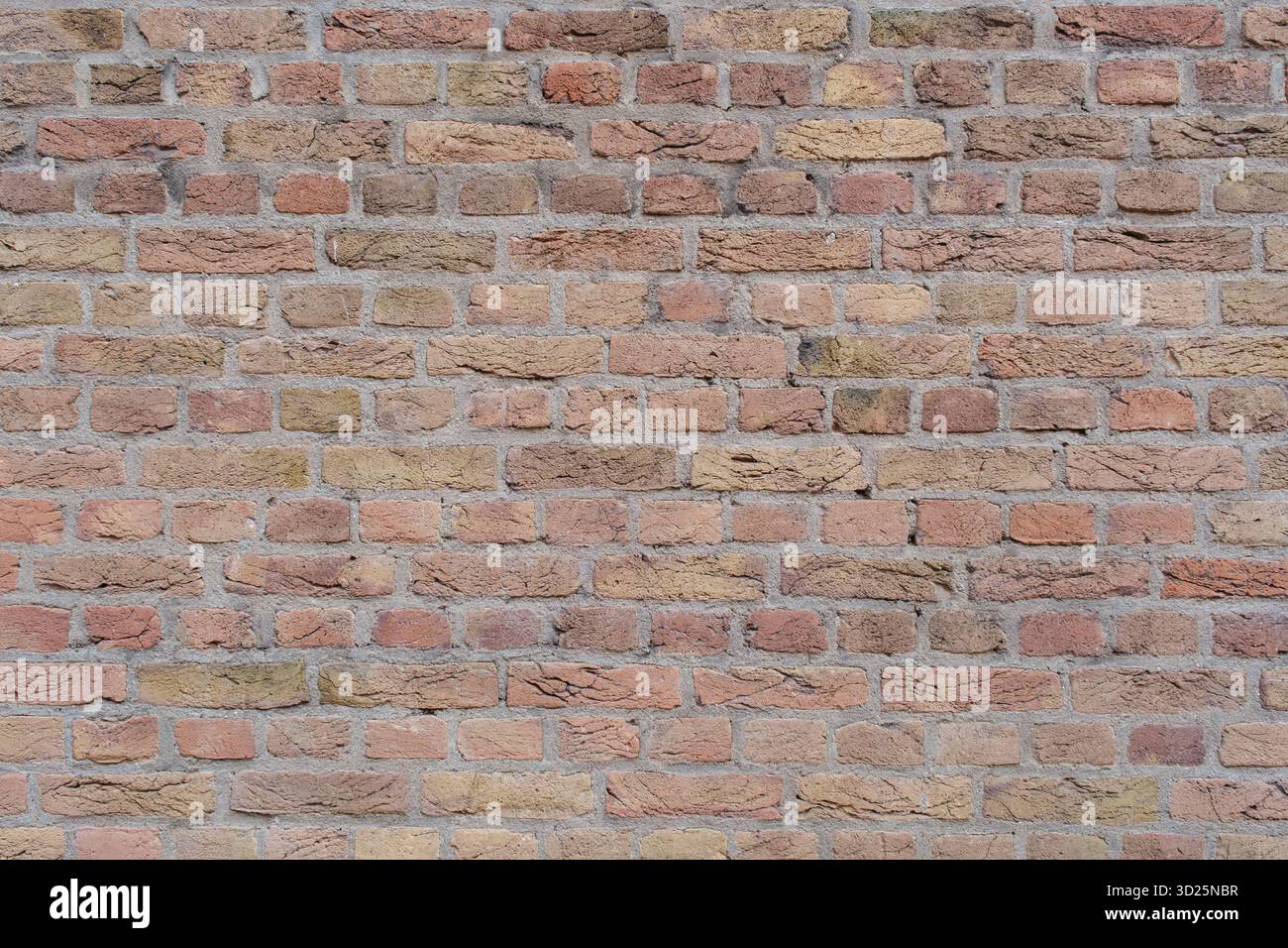 Alte, ausgewaschene rote Ziegelsteinwand Stockfoto