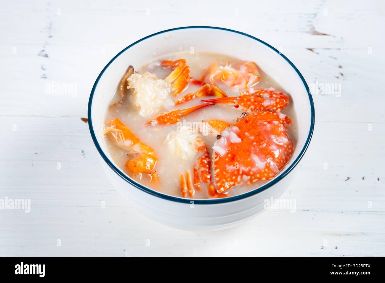Blick auf frischen Haferbrei mit Meeresfrüchten und Garnelen in horizontaler Zusammensetzung Stockfoto
