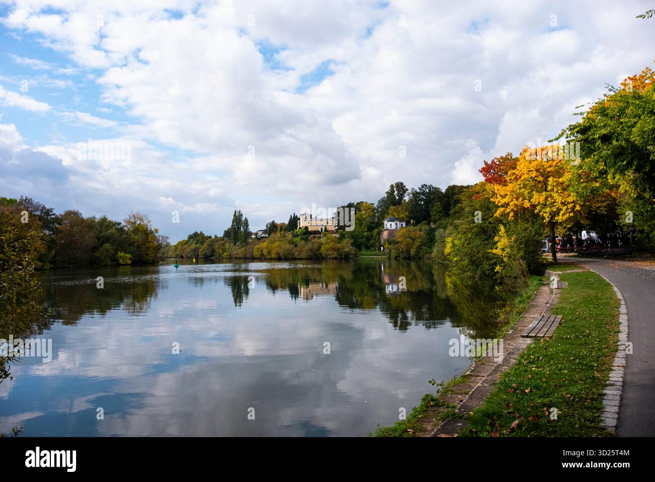 Blick entlang des Mainflusses nach Pompejanum eine Nachbildung einer römischen Villa, die Ludvig 1 in den 1840er Jahren in der bayerischen Stadt Aschaffenburg Deutschland EU in Auftrag gab Stockfoto