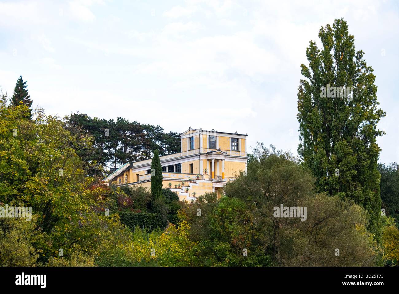 Mit Blick über den Main nach Pompejanum, einer Nachbildung einer römischen Villa, die Ludvig 1 in den 1840er Jahren in der bayerischen Stadt Aschaffenburg Deutschland EU in Auftrag gab Stockfoto