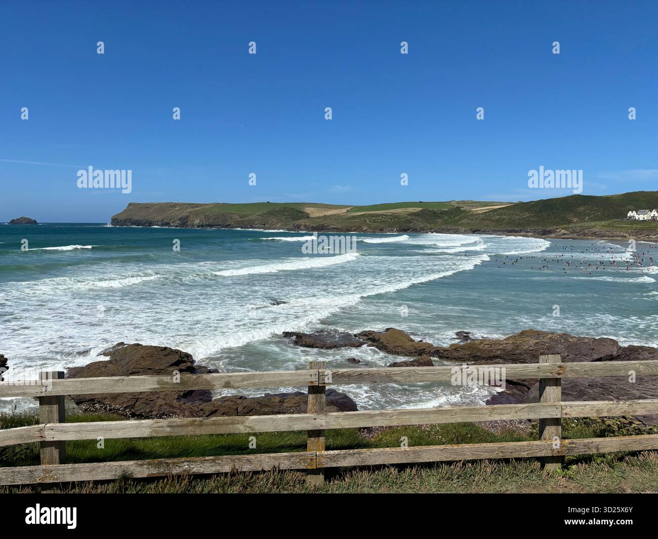 Blick auf Polzeath Beach, Hayle Bay, Cornwall, vom South West Coastal Path Stockfoto