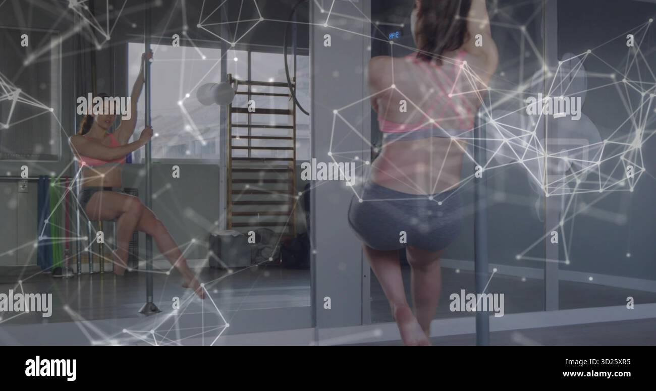 Pole Dance mit Sport-BH, Shorts im Fitnessstudio mit digitaler Überlagerung, Kopierraum Stockfoto
