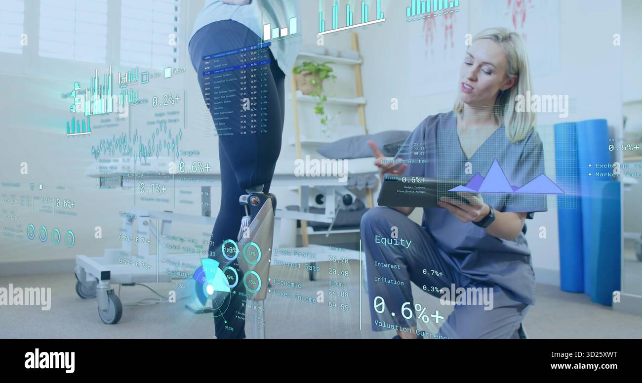 Untersuchung von Patienten mit Beinprothese mit Tablette im Reha-Raum, Datenüberlagerungen, Kopierraum Stockfoto