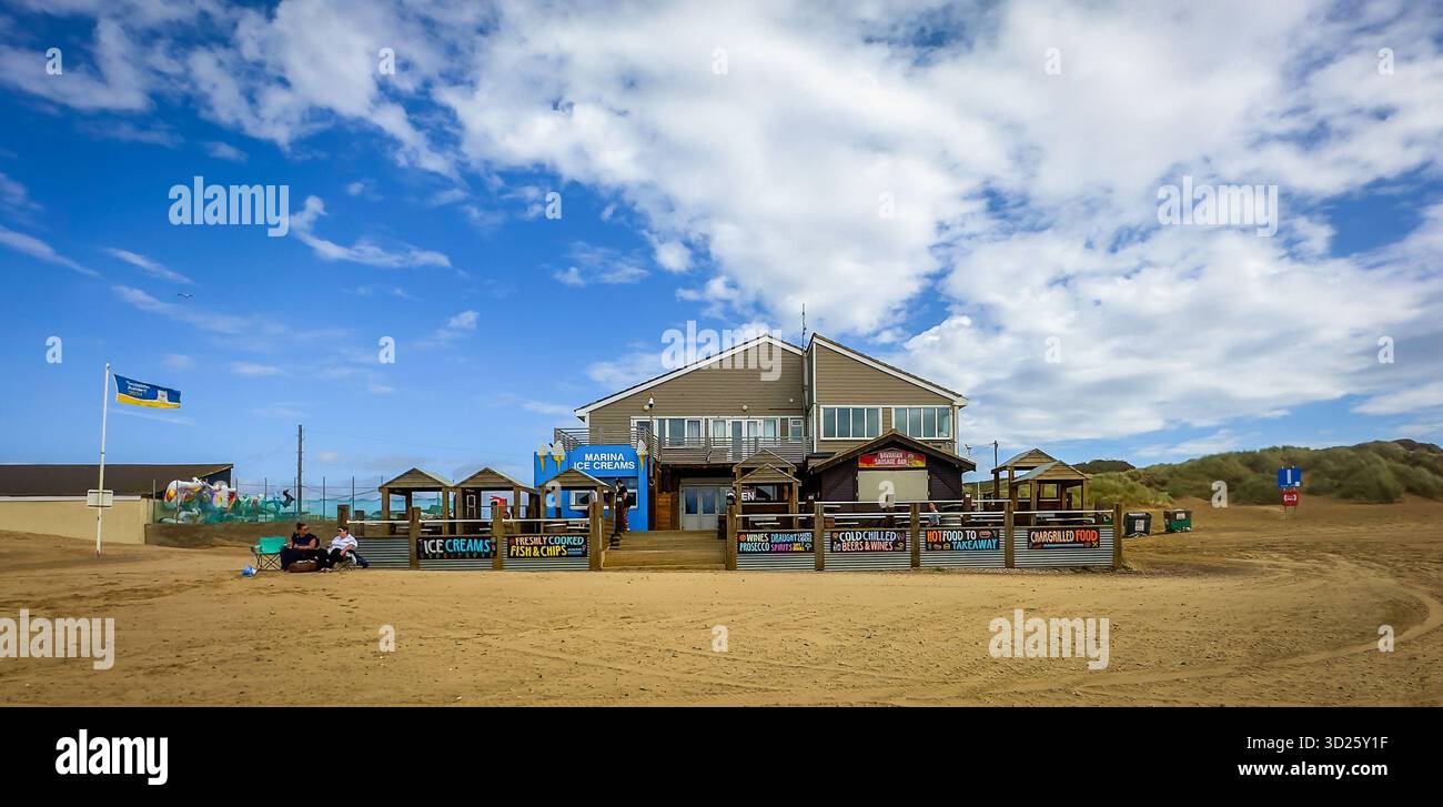 Camber Sands Beach, Großbritannien, 20. August 2024, Blick auf das Marina Cafe an einem Sandstrand an der East Sussex Coast, England Stockfoto
