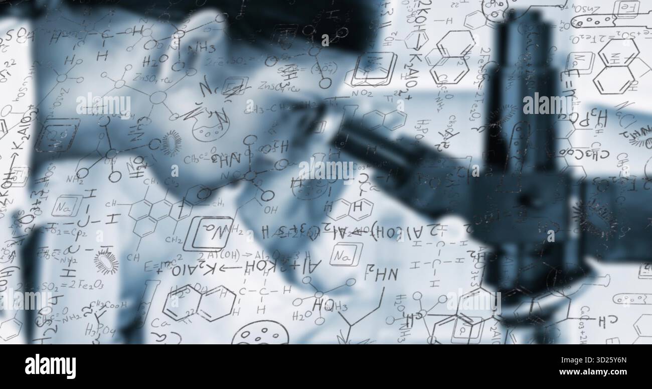 Hervorhebung des zusammengesetzten Mikroskops zur Projektion chemischer Diagramme auf dem Labortisch, mit Überlagerungen in der Notation Stockfoto