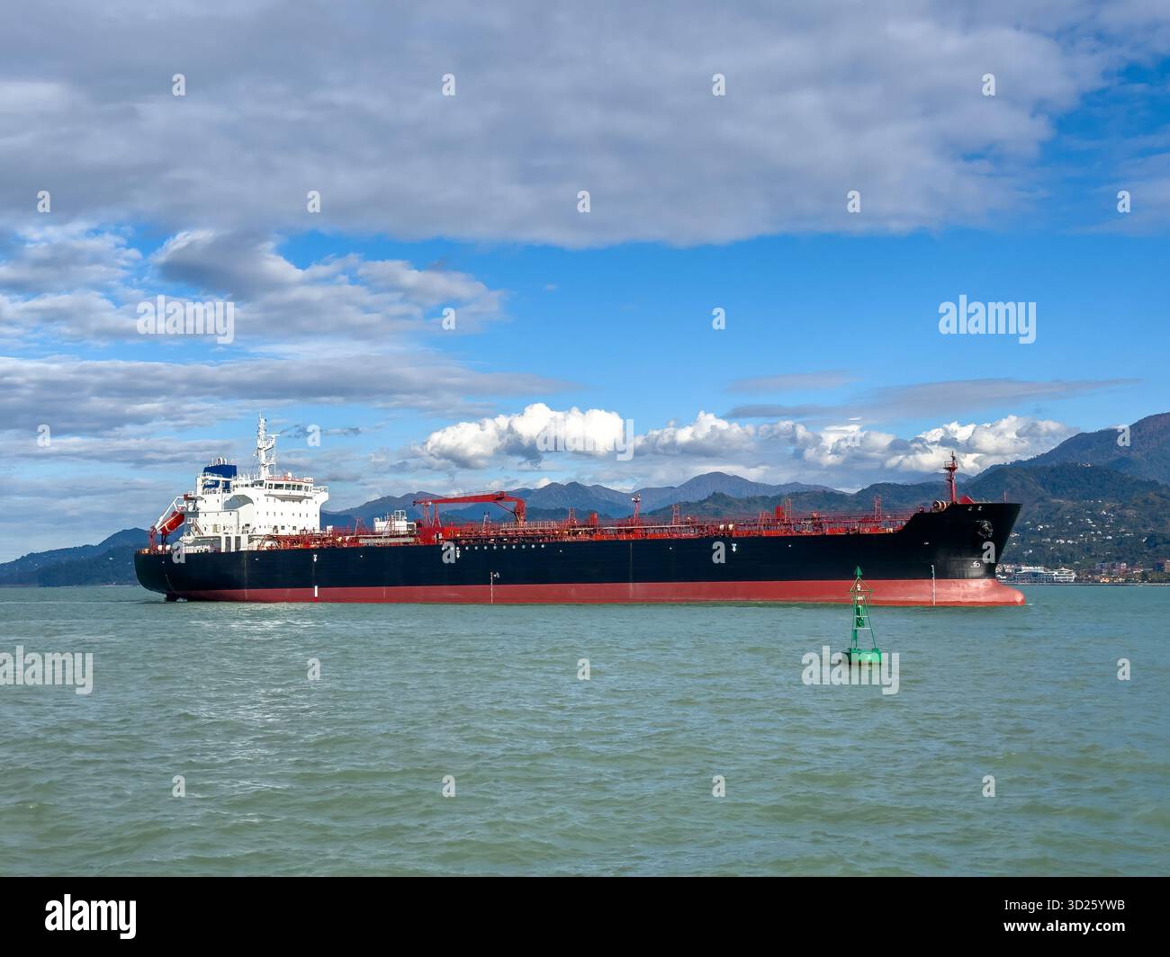 Öltankschiff, das Treibstoff über die Seewege transportiert. Globale Logistik, maritime Industrie, internationaler Handel, Öl- und Gassektor, Transport und Infrastruktur. Stockfoto