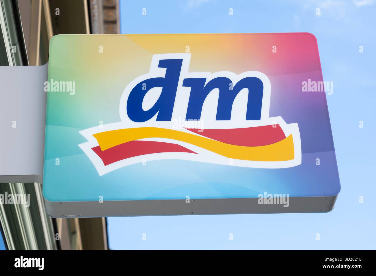 DM-Logo bei einer Filiale der Drogeriekette in Wien Stockfoto