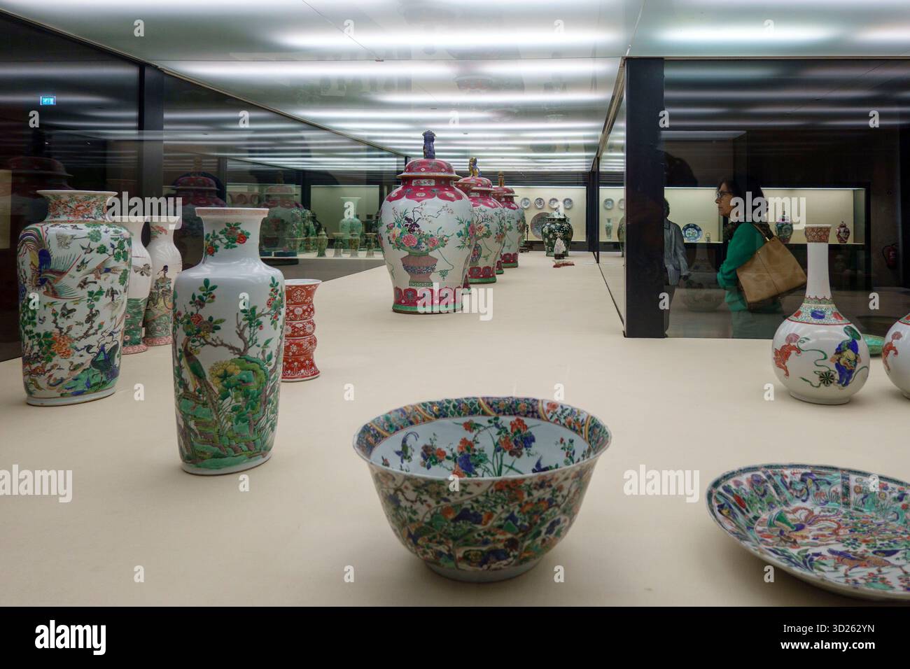 Im Calouste Gulbenkian Museum in Lissabon, Portugal, können Besucher eine Sammlung kunstvoll verzierter chinesischer Porzellanvasen und -Schalen beobachten Stockfoto