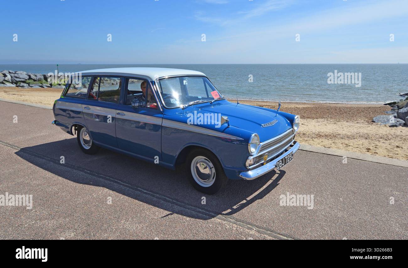 Klassisches Ford Cortina MK1 1500 Deluxe Estate an Strandpromenade Strand und Meer im Hintergrund Stockfoto
