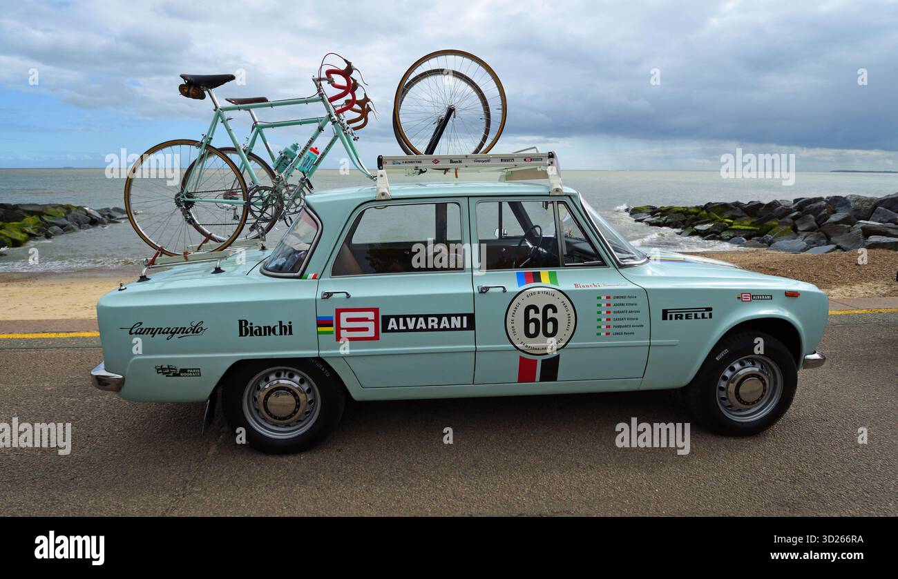Klassisches Alfa Romeo Giulia TI Giro D'Italia Radsportwagen mit Fahrrädern auf dem Dach. Stockfoto