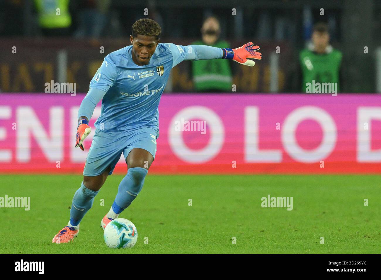 Rom, Italien. Oktober 2025. Zion Suzuki aus Parma hat am 29. Oktober 2025 im Olimpico-Stadion in Rom einen langen Torstoß während des Spiels am 9. Tag der Serie A-Meisterschaft zwischen A.S. Roma und Parma Calcio. Während des Spiels AS Roma vs Parma Calcio, italienischer Fußball Serie A in Rom, Italien, 29. Oktober 2025 Credit: Independent Photo Agency/Alamy Live News Stockfoto