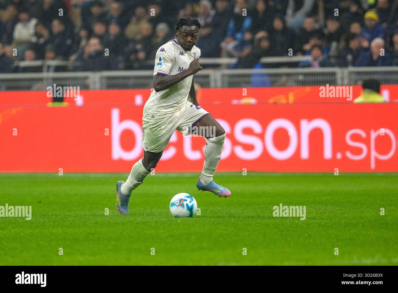 Mailand, Italien. Oktober 2025. Moise Kean von ACF Fiorentina trägt den Ball während des Fußballspiels zwischen FC Internazionale und ACF Fiorentina, MD9 der Serie A Enilive italienische Fußballmeisterschaft 2025/2026 im Giuseppe Meazza Stadium am 29. Oktober 2025 in Mailand. Quelle: Unabhängige Fotoagentur/Alamy Live News Stockfoto