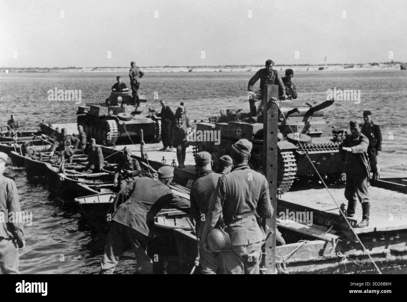 UKRAINE - September 1941 - Deutsche Truppen überquerten den Dnieper in der Ukraine während der Operation Barbarossa - die Invasion der Sowjetunion durch die Nazis im Zweiten Weltkrieg. Abgebildet sind zwei PzKpfw II Ausf C Panzer der 11. Panzerdivision auf einer Fähre, die bereit ist, abzureisen - Foto: Geopix/Schneider Stockfoto