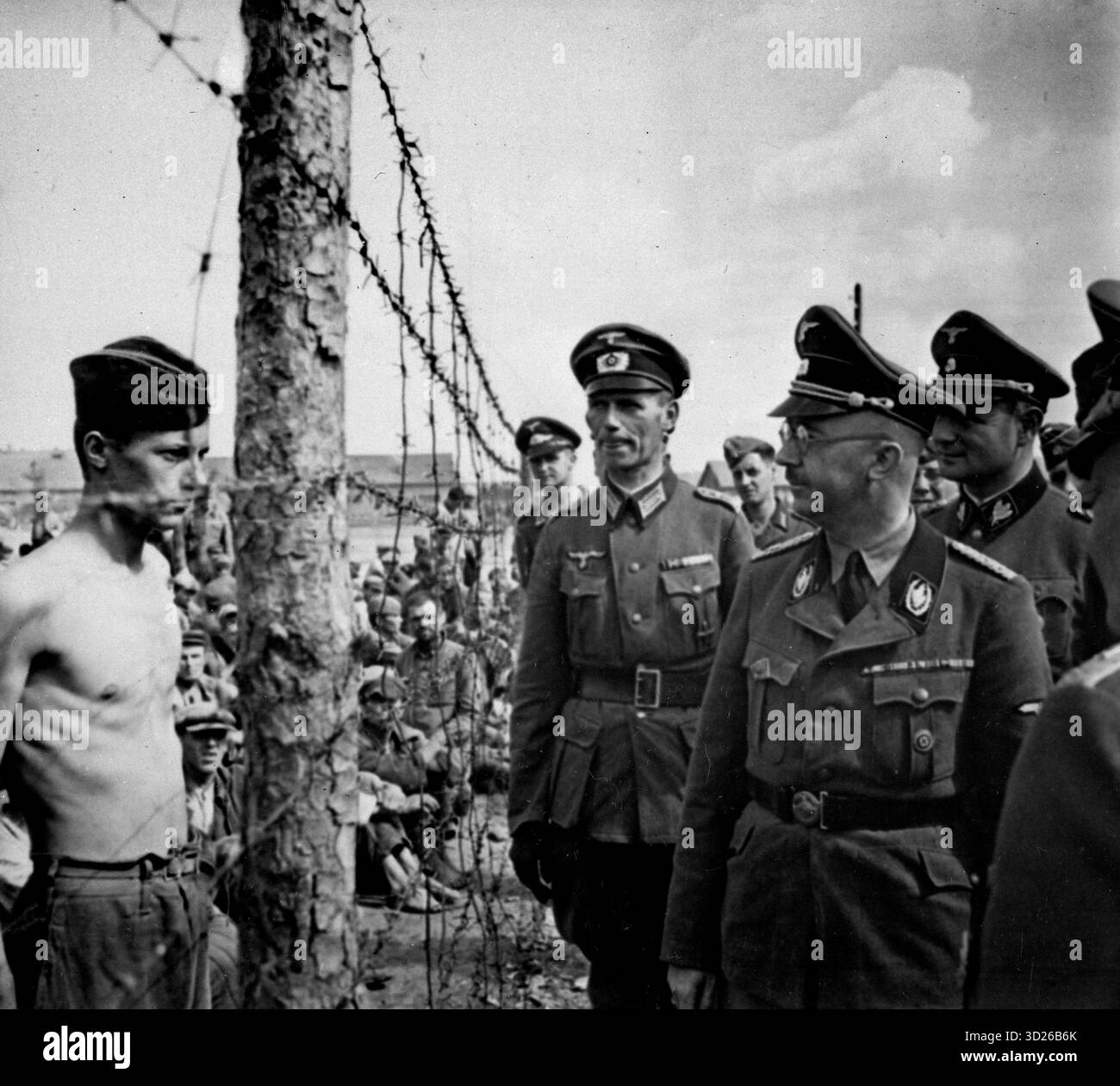 MINSK, RUSSLAND - 15. August 1941 - SS-Handlanger Heinrich Himmler inspiziert ein Kriegsgefangenenlager in Minsk, Russland während der Operation Barbarossa im Zweiten Weltkrieg. Einer der Architekten der „Endlösung“ - hauptsächlich gegen die Juden gerichtet, hatte auch einen Hass auf die Slawen, von denen viele in den Konzentrationslagern landen, an denen er maßgeblich beteiligt war - Foto: Geopix Stockfoto