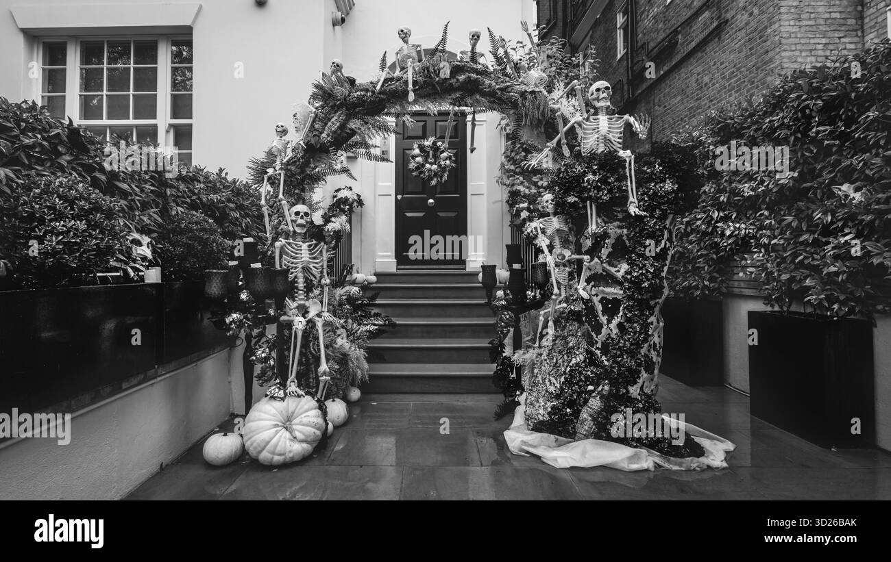 Skelette zieren die Fassade eines Londoner Hauses zu halloween. Stockfoto
