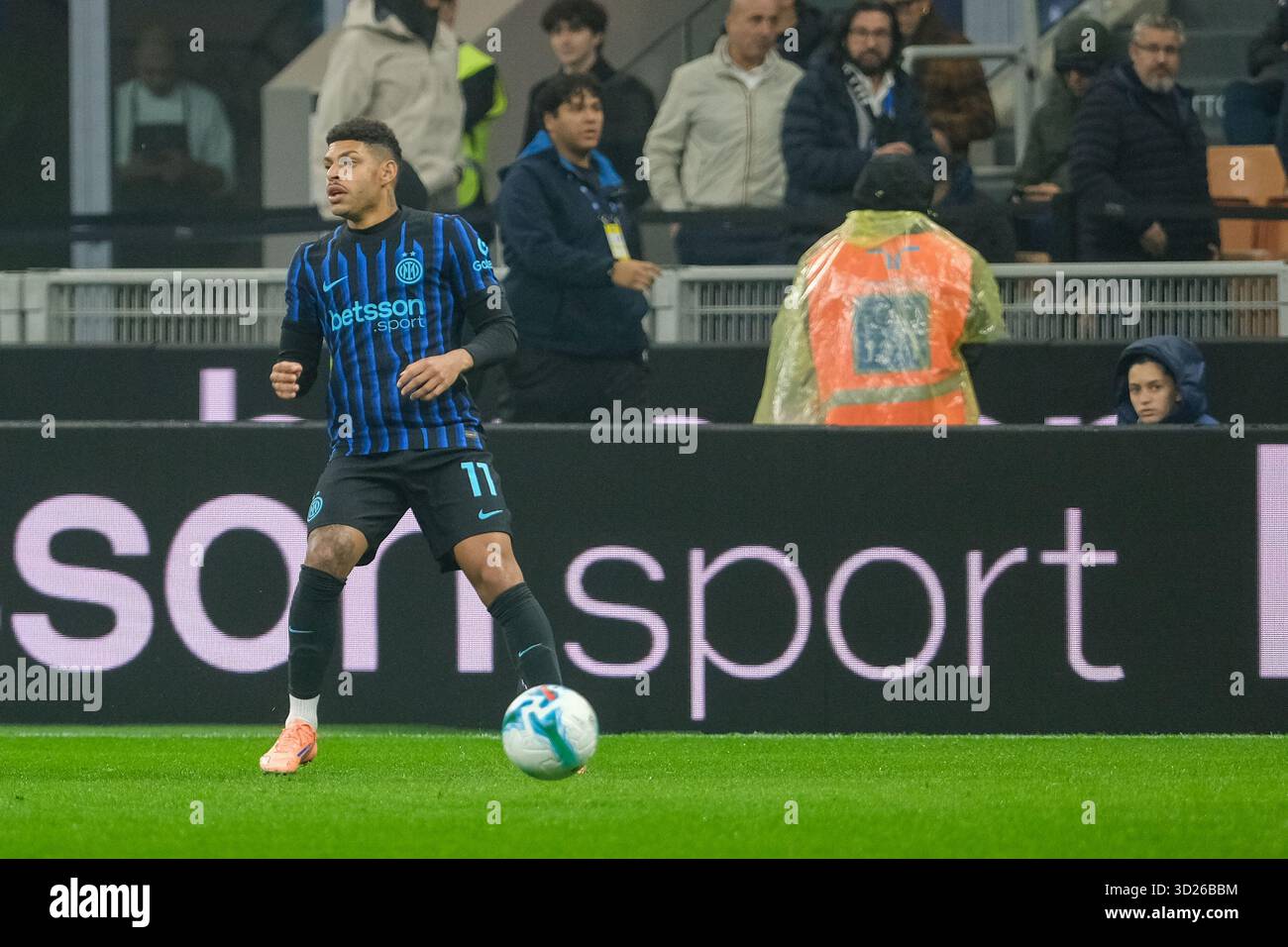 Mailand, Italien. Oktober 2025. Luis Henrique vom FC Internazionale trägt den Ball während des Fußballspiels zwischen dem FC Internazionale und ACF Fiorentina, MD9 der Serie A Enilive italienische Fußballmeisterschaft 2025/2026 im Giuseppe Meazza Stadion am 29. Oktober 2025 in Mailand. Quelle: Unabhängige Fotoagentur/Alamy Live News Stockfoto