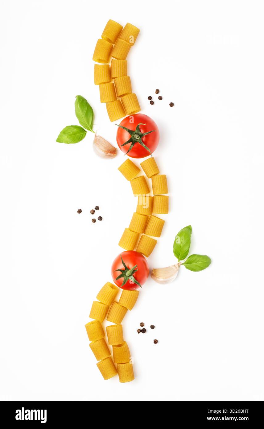 Rohe Rigatoni-Nudeln mit Zutaten für Tomatensauce Stockfoto