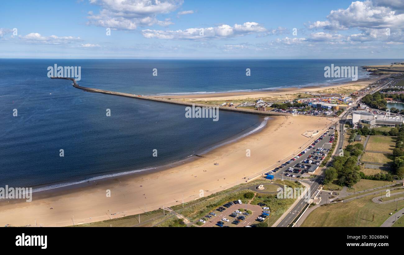 Panoramablick auf Littlehaven Beach von oben North Marine Park in Richtung Ocean Beach Pleasure Park, South Shields, Großbritannien. Stockfoto