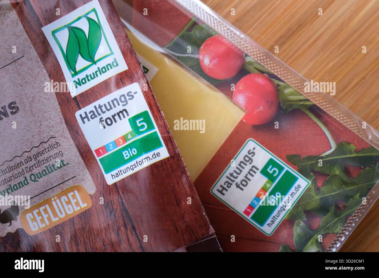 Ökologische Erzeugnisse mit höchsten Tierschutzstandards: Bio-Geflügelfleisch und Bio-Käse aus Naturland tragen das Label „Haltungsform Bio“ Stockfoto
