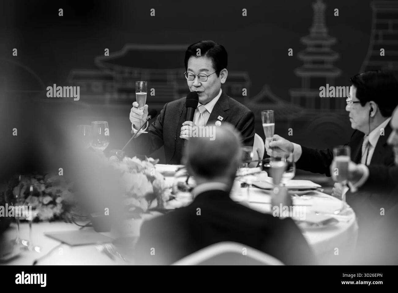 Der südkoreanische Präsident Lee Jae Myung stößt während eines Dinners zu Ehren von Präsident Donald J. Trump und Besuchern der Staats- und Regierungschefs im Hilton Gyeongju Hotel vor dem Asia-Pacific Economic Cooperation (APEC) Summit auf. Oktober 2025. Bild mit freundlicher Genehmigung des Weißen Hauses. Stockfoto