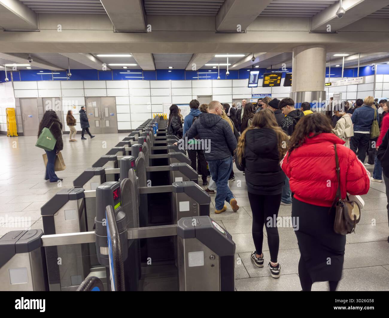 Ticketbarrieren an der U-Bahn-Station Tottenham Court Road, die Passagiere auf dem Concourse daran hindern, das Tor zu passieren Stockfoto