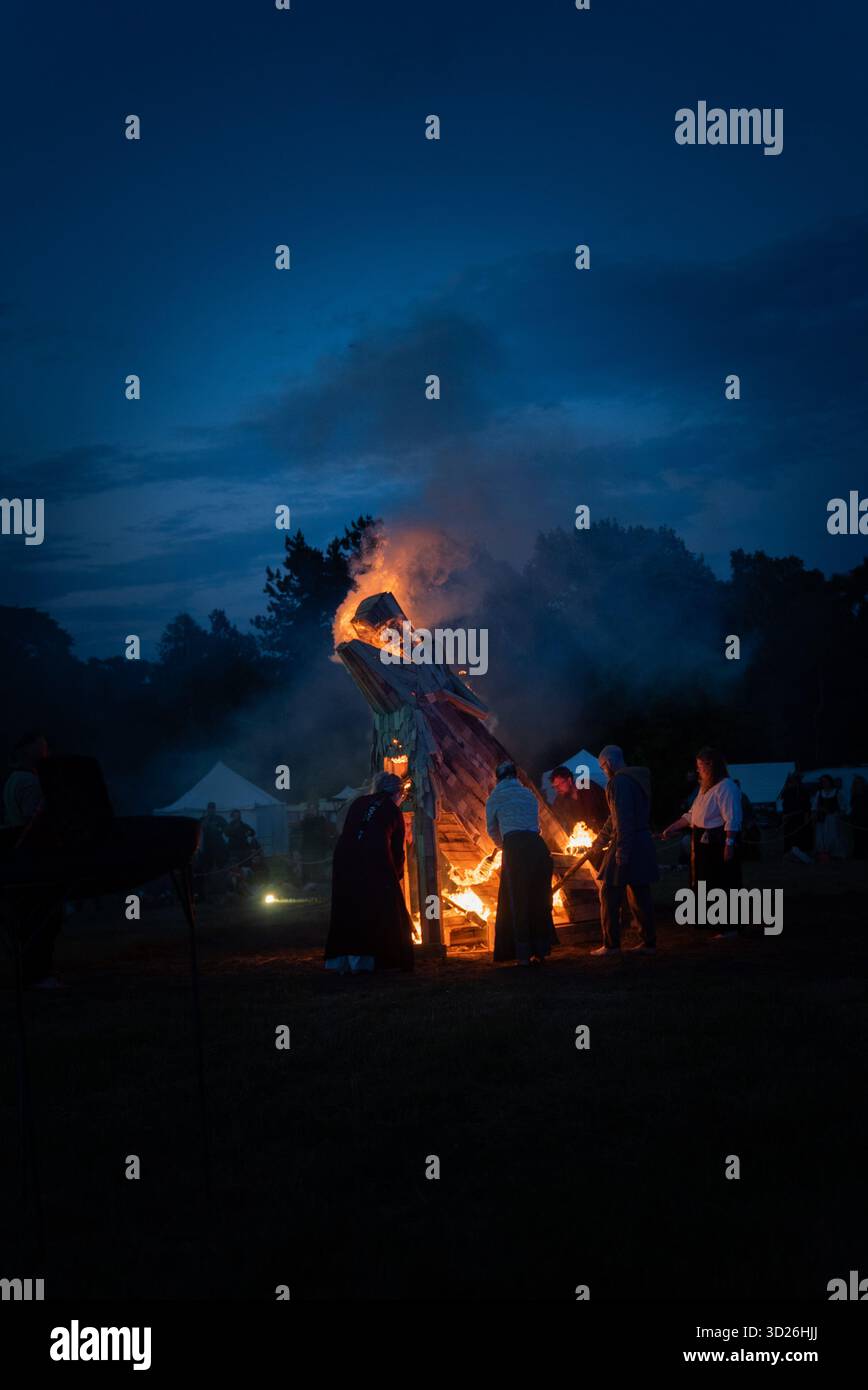 Ein Wolfsbild wird verbrannt und beleuchtet den Nachthimmel bei einer Feuerzeremonie während eines heidnischen und heidnischen Sonnenstillstandsfestes Stockfoto