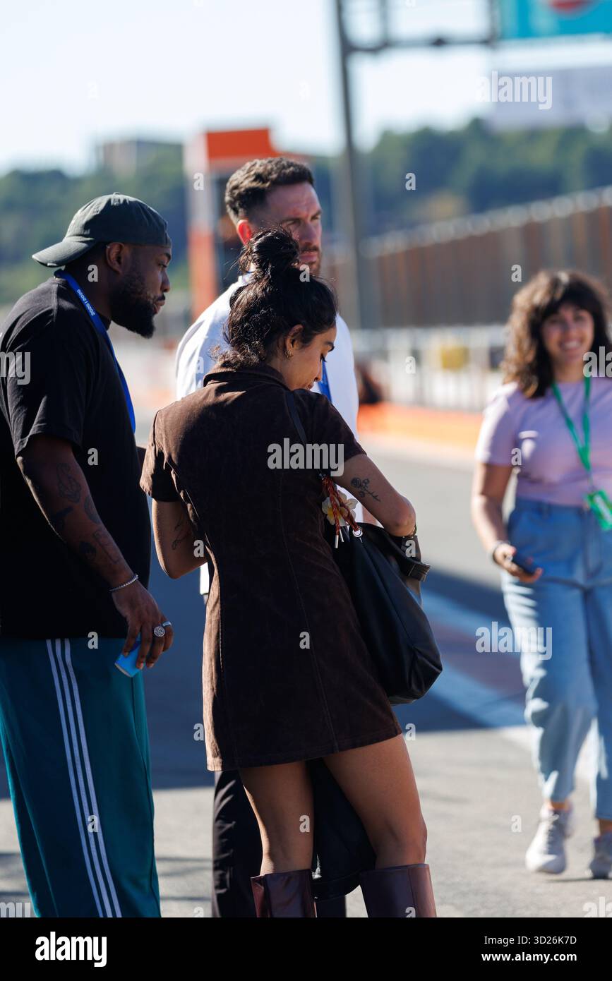 Valencia, Spanien. 30. Oktober 2025. Savannah Sachdev besucht die Boxengasse auf dem Circuit Ricardo Tormo beim Formel E Pre-Season Testing Day 4 am 30. Oktober 2025 in Valencia, Spanien. Stockfoto