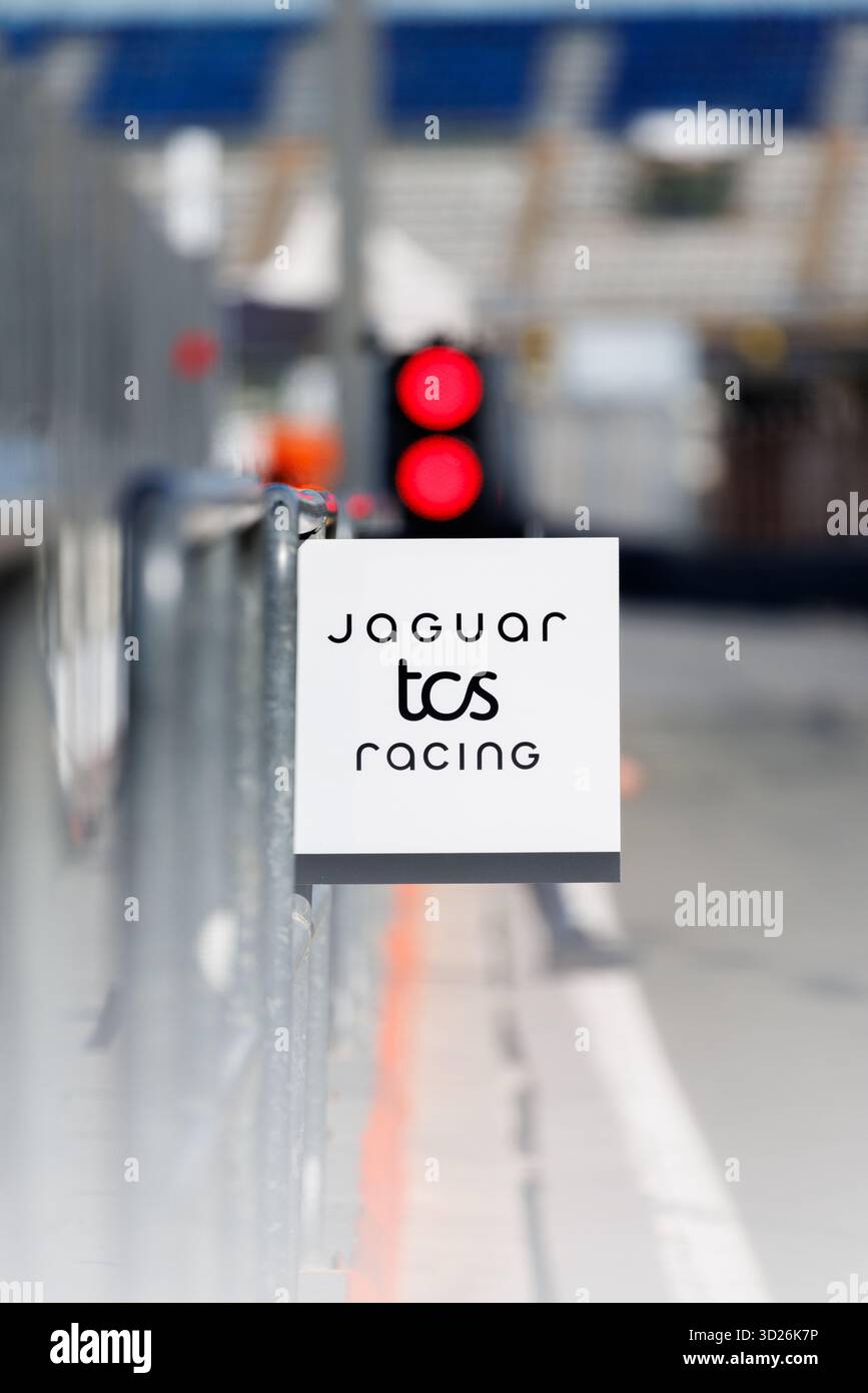 Valencia, Spanien. 30. Oktober 2025. Abbildung der Boxenmarkierung für Jaguar TCS Racing auf dem Circuit Ricardo Tormo beim Formel E-Vorsaisontest-Tag 4 am 30. Oktober 2025 in Valencia, Spanien. Stockfoto