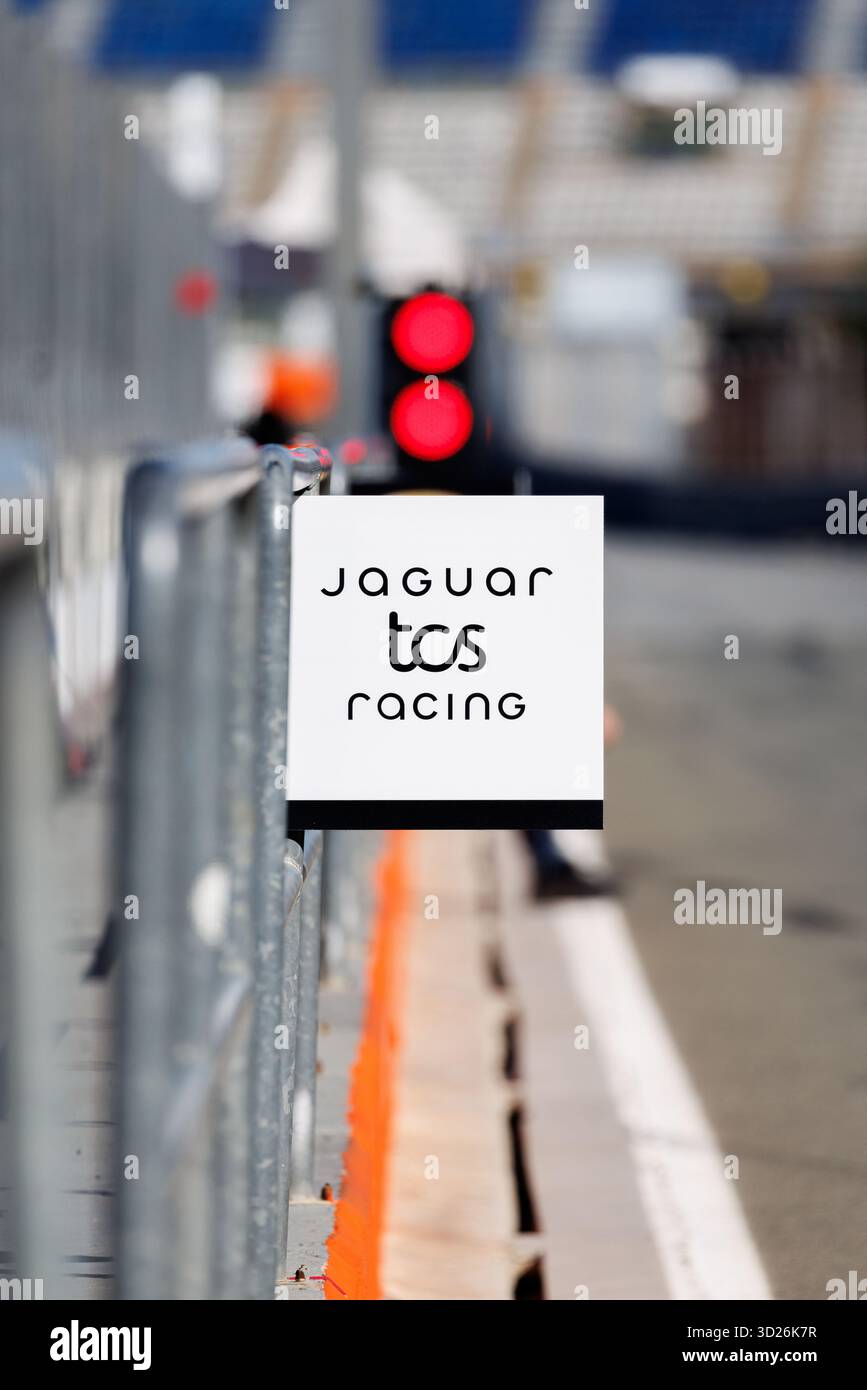Valencia, Spanien. 30. Oktober 2025. Abbildung der Boxenmarkierung für Jaguar TCS Racing auf dem Circuit Ricardo Tormo beim Formel E-Vorsaisontest-Tag 4 am 30. Oktober 2025 in Valencia, Spanien. Stockfoto