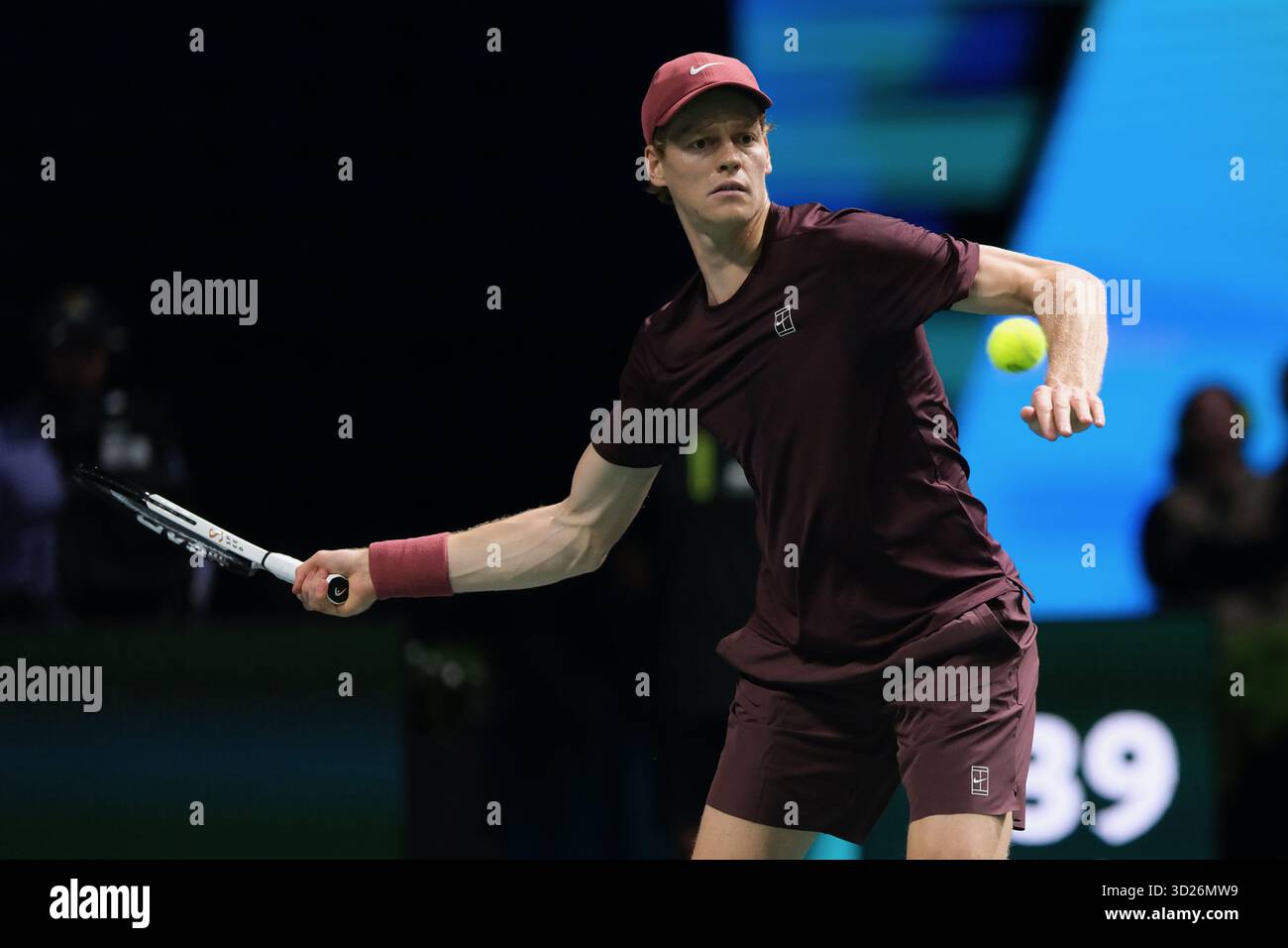 Nanterre, Hauts De Seine, Frankreich. 30. Oktober 2025. JANNIK SINNER (ITA) gibt den Ball an FRANCISCO CERUNDOLO (ARG) während des Achtelfinale des Rolex Paris Masters 1000 Turniers im La Defense Arena Stadium in Nanterre in Frankreich zurück (Foto: © Pierre Stevenin/ZUMA Press Wire). Nicht für kommerzielle ZWECKE! Stockfoto