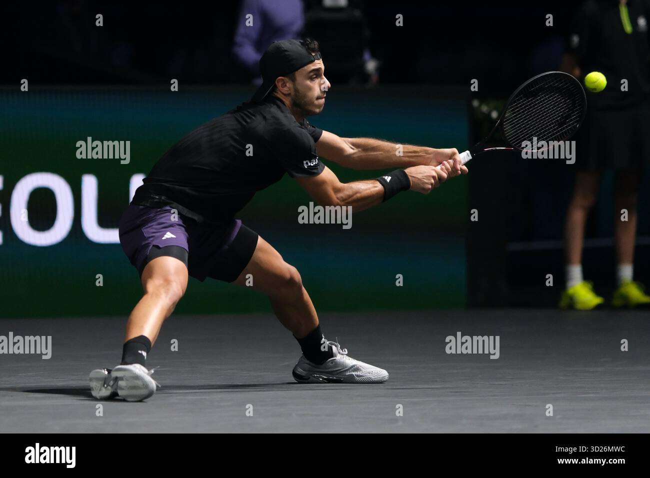 Nanterre, Hauts De Seine, Frankreich. 30. Oktober 2025. FRANCISCO CERUNDOLO (ARG) gibt den Ball im ACHTELFINALE des Rolex Paris Masters 1000 Turniers im La Defense Arena Stadium in Nanterre in Frankreich zurück (Bild: © Pierre Stevenin/ZUMA Press Wire). Nicht für kommerzielle ZWECKE! Stockfoto