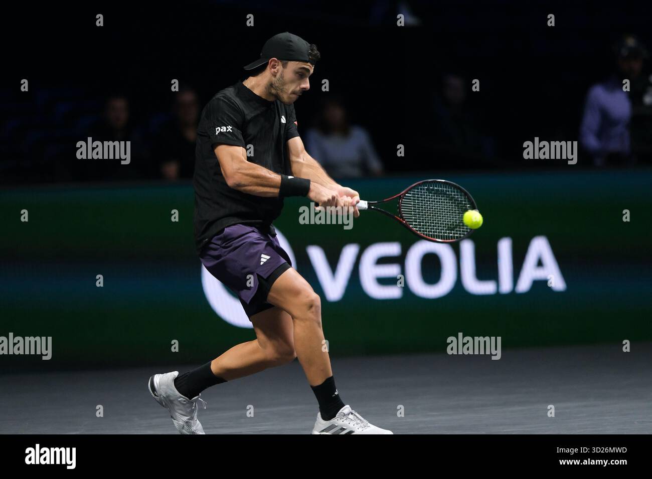 Nanterre, Hauts De Seine, Frankreich. 30. Oktober 2025. FRANCISCO CERUNDOLO (ARG) gibt den Ball im ACHTELFINALE des Rolex Paris Masters 1000 Turniers im La Defense Arena Stadium in Nanterre in Frankreich zurück (Bild: © Pierre Stevenin/ZUMA Press Wire). Nicht für kommerzielle ZWECKE! Stockfoto