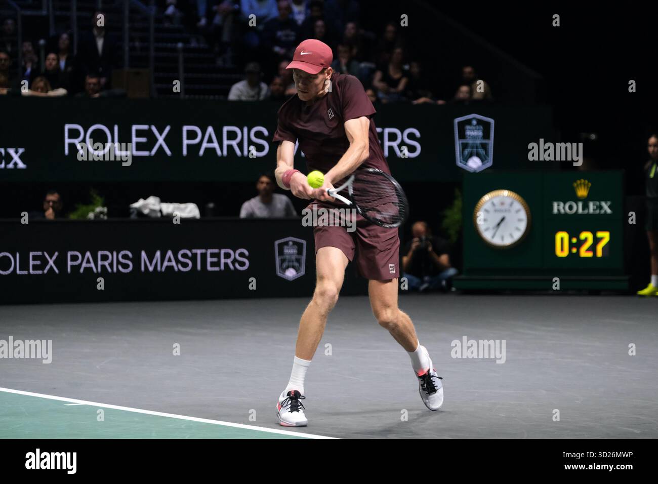 Nanterre, Hauts De Seine, Frankreich. 30. Oktober 2025. JANNIK SINNER (ITA) gibt den Ball an FRANCISCO CERUNDOLO (ARG) während des Achtelfinale des Rolex Paris Masters 1000 Turniers im La Defense Arena Stadium in Nanterre in Frankreich zurück (Foto: © Pierre Stevenin/ZUMA Press Wire). Nicht für kommerzielle ZWECKE! Stockfoto