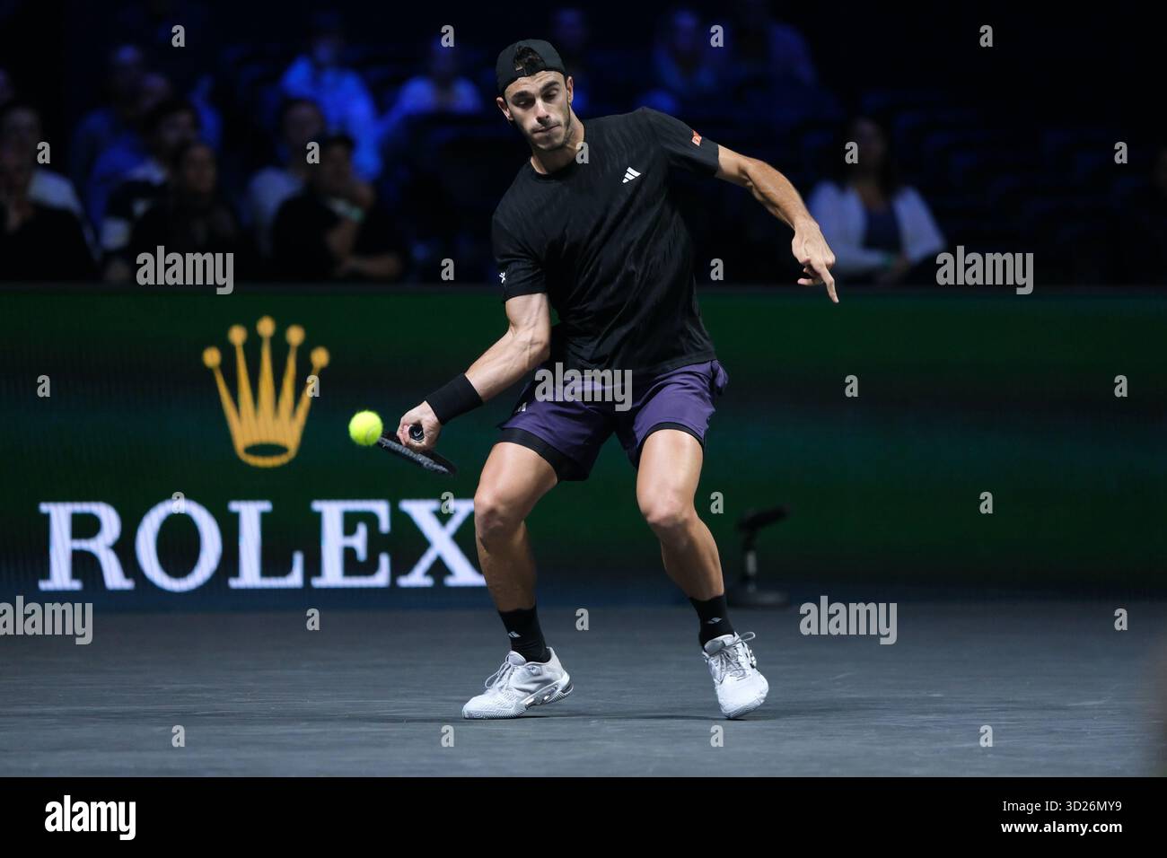 Nanterre, Hauts De Seine, Frankreich. 30. Oktober 2025. FRANCISCO CERUNDOLO (ARG) gibt den Ball im ACHTELFINALE des Rolex Paris Masters 1000 Turniers im La Defense Arena Stadium in Nanterre in Frankreich zurück (Bild: © Pierre Stevenin/ZUMA Press Wire). Nicht für kommerzielle ZWECKE! Stockfoto