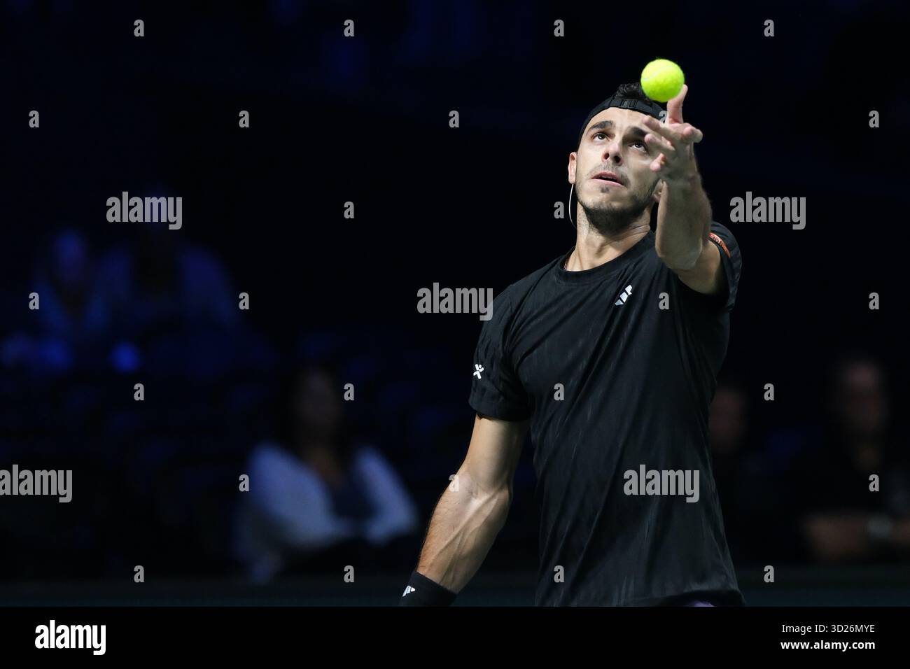 Nanterre, Hauts De Seine, Frankreich. 30. Oktober 2025. FRANCISCO CERUNDOLO (ARG) gibt den Ball im ACHTELFINALE des Rolex Paris Masters 1000 Turniers im La Defense Arena Stadium in Nanterre in Frankreich zurück (Bild: © Pierre Stevenin/ZUMA Press Wire). Nicht für kommerzielle ZWECKE! Stockfoto