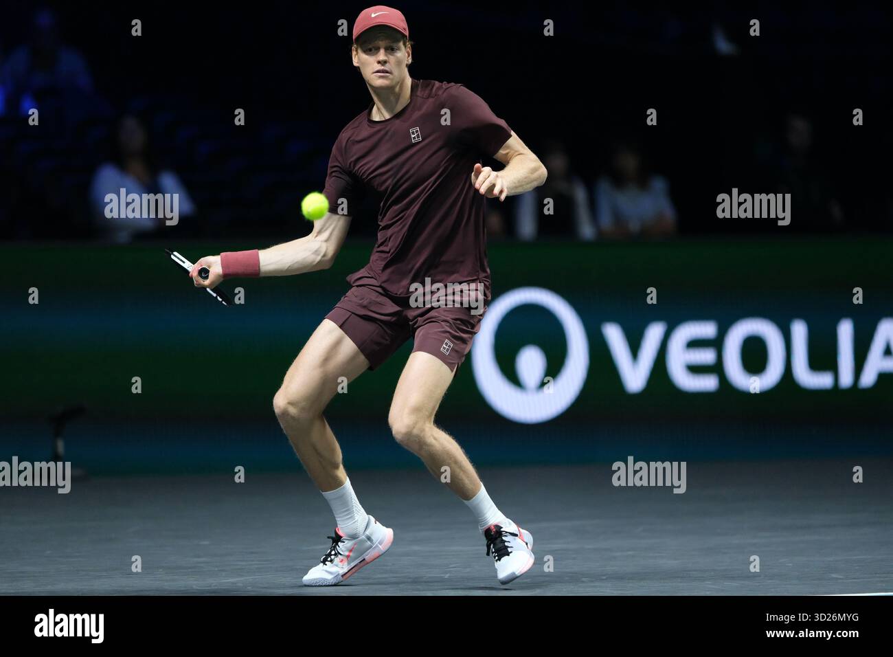 Nanterre, Hauts De Seine, Frankreich. 30. Oktober 2025. JANNIK SINNER (ITA) gibt den Ball an FRANCISCO CERUNDOLO (ARG) während des Achtelfinale des Rolex Paris Masters 1000 Turniers im La Defense Arena Stadium in Nanterre in Frankreich zurück (Foto: © Pierre Stevenin/ZUMA Press Wire). Nicht für kommerzielle ZWECKE! Stockfoto