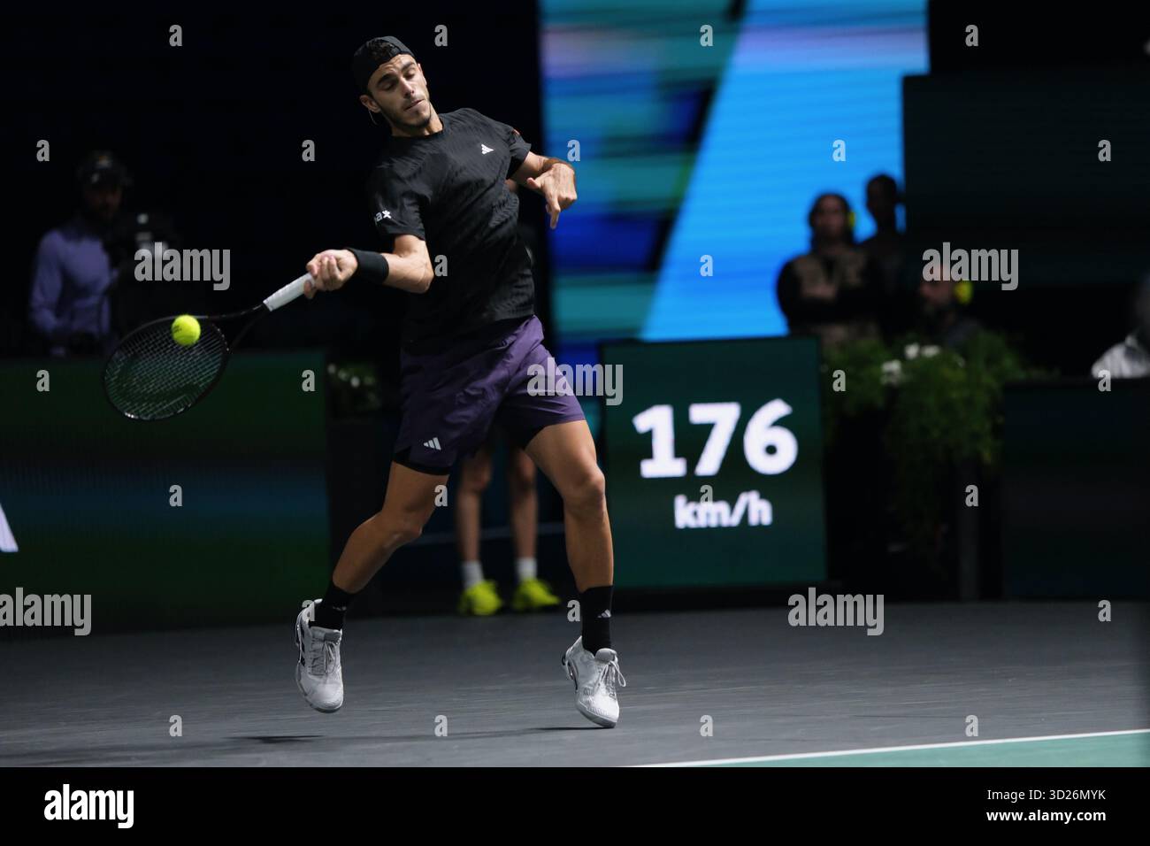 Nanterre, Hauts De Seine, Frankreich. 30. Oktober 2025. FRANCISCO CERUNDOLO (ARG) gibt den Ball im ACHTELFINALE des Rolex Paris Masters 1000 Turniers im La Defense Arena Stadium in Nanterre in Frankreich zurück (Bild: © Pierre Stevenin/ZUMA Press Wire). Nicht für kommerzielle ZWECKE! Stockfoto