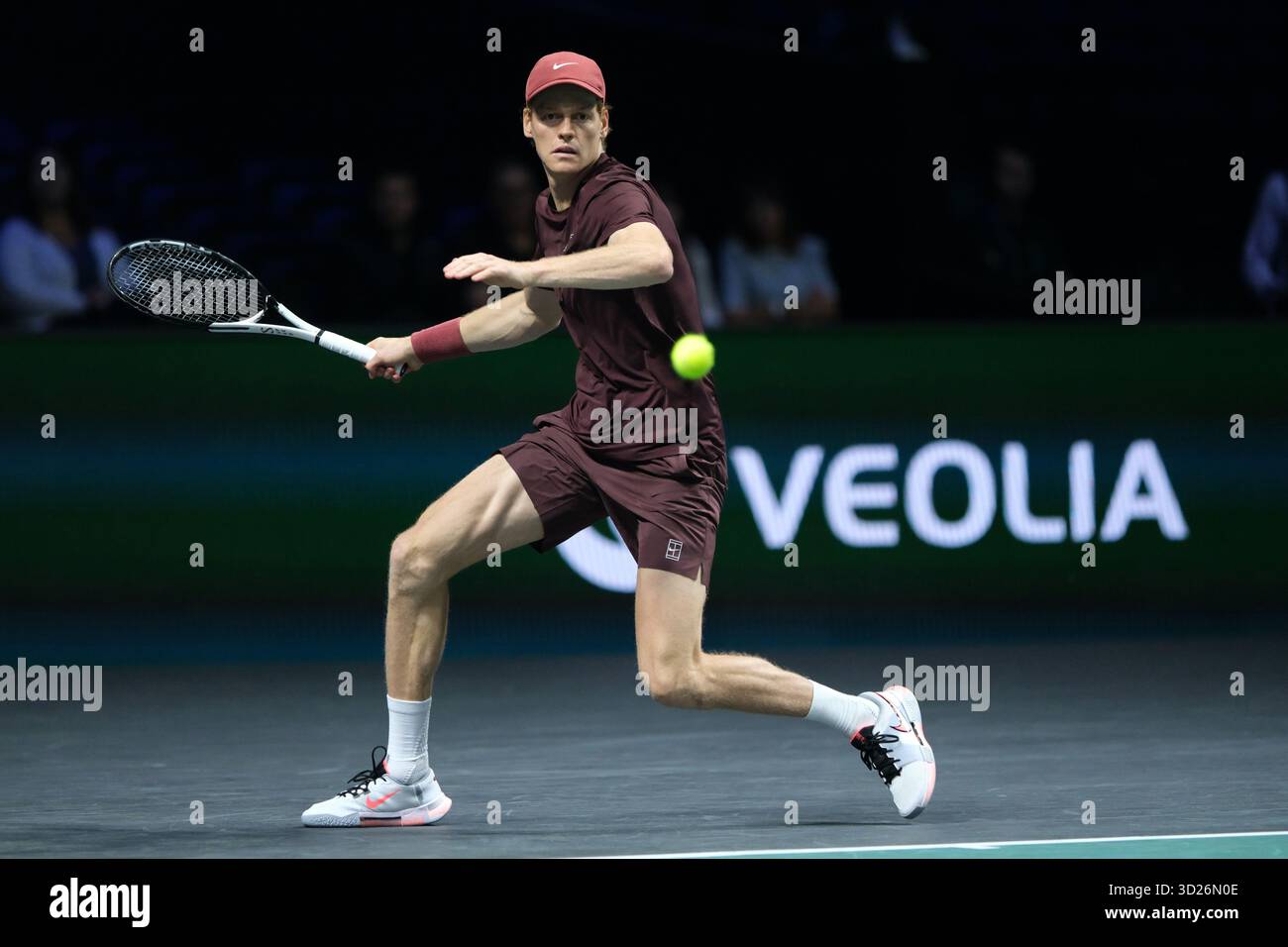 Nanterre, Hauts De Seine, Frankreich. 30. Oktober 2025. JANNIK SINNER (ITA) gibt den Ball an FRANCISCO CERUNDOLO (ARG) während des Achtelfinale des Rolex Paris Masters 1000 Turniers im La Defense Arena Stadium in Nanterre in Frankreich zurück (Foto: © Pierre Stevenin/ZUMA Press Wire). Nicht für kommerzielle ZWECKE! Stockfoto