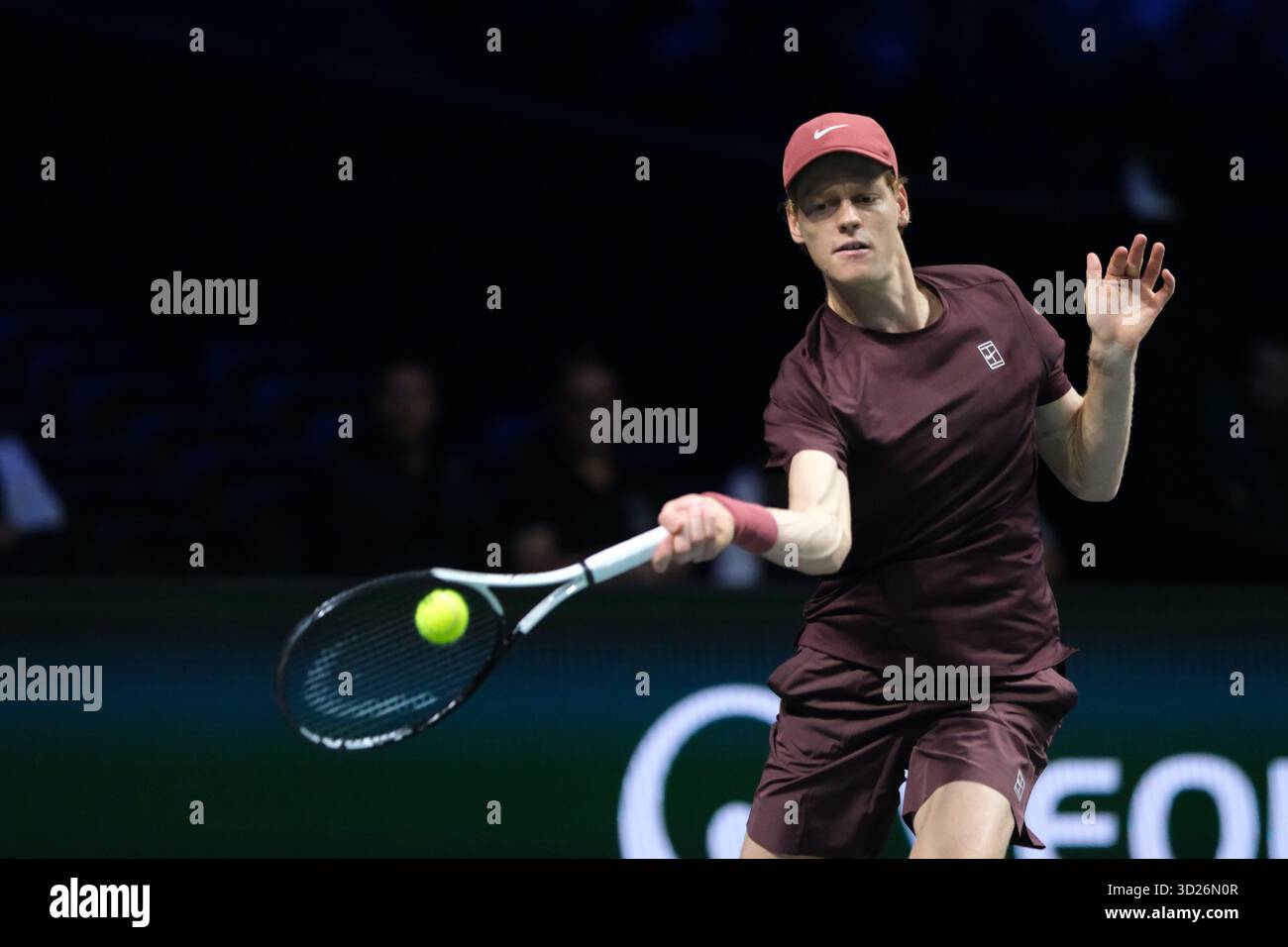 Nanterre, Hauts De Seine, Frankreich. 30. Oktober 2025. JANNIK SINNER (ITA) gibt den Ball an FRANCISCO CERUNDOLO (ARG) während des Achtelfinale des Rolex Paris Masters 1000 Turniers im La Defense Arena Stadium in Nanterre in Frankreich zurück (Foto: © Pierre Stevenin/ZUMA Press Wire). Nicht für kommerzielle ZWECKE! Stockfoto