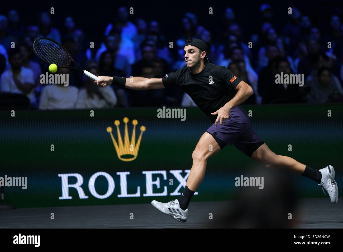 Nanterre, Hauts De Seine, Frankreich. 30. Oktober 2025. FRANCISCO CERUNDOLO (ARG) gibt den Ball im ACHTELFINALE des Rolex Paris Masters 1000 Turniers im La Defense Arena Stadium in Nanterre in Frankreich zurück (Bild: © Pierre Stevenin/ZUMA Press Wire). Nicht für kommerzielle ZWECKE! Stockfoto