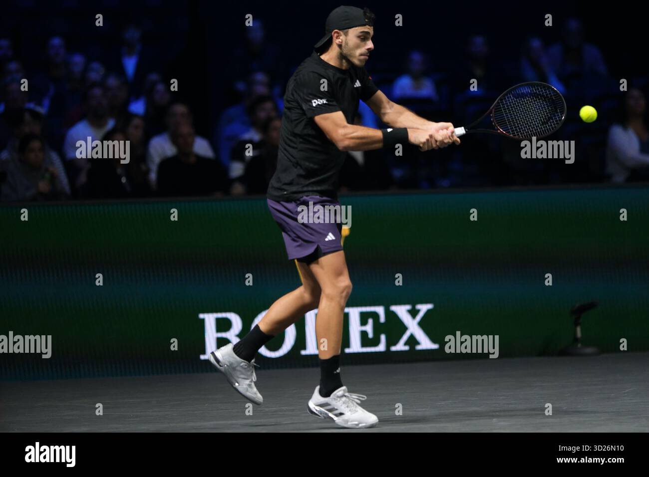 Nanterre, Hauts De Seine, Frankreich. 30. Oktober 2025. FRANCISCO CERUNDOLO (ARG) gibt den Ball im ACHTELFINALE des Rolex Paris Masters 1000 Turniers im La Defense Arena Stadium in Nanterre in Frankreich zurück (Bild: © Pierre Stevenin/ZUMA Press Wire). Nicht für kommerzielle ZWECKE! Stockfoto